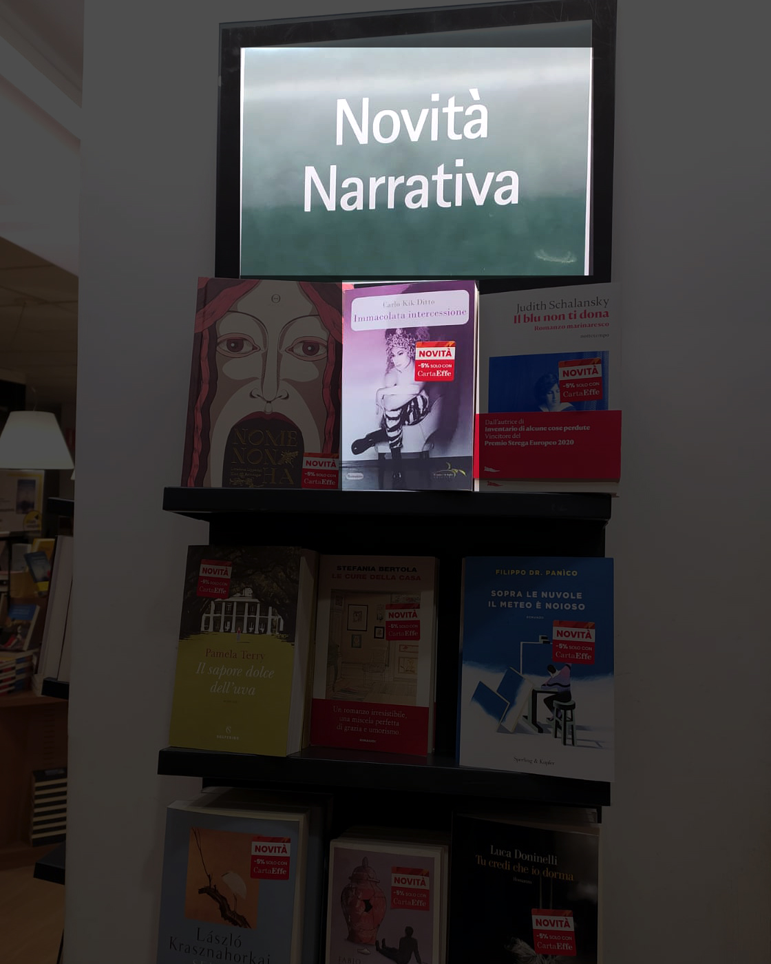 scaffali della libreria Feltrinelli di Napoli