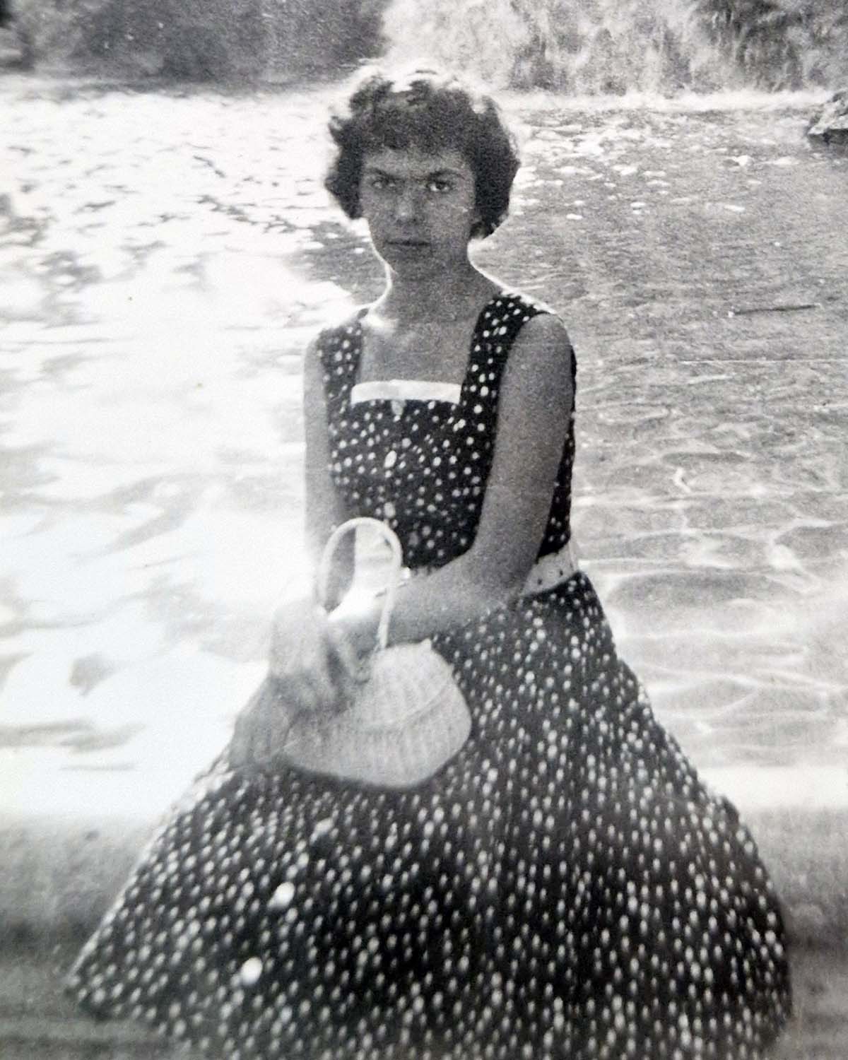 Mariella Bettarini a Roma nel 1958, Fontana di Trevi